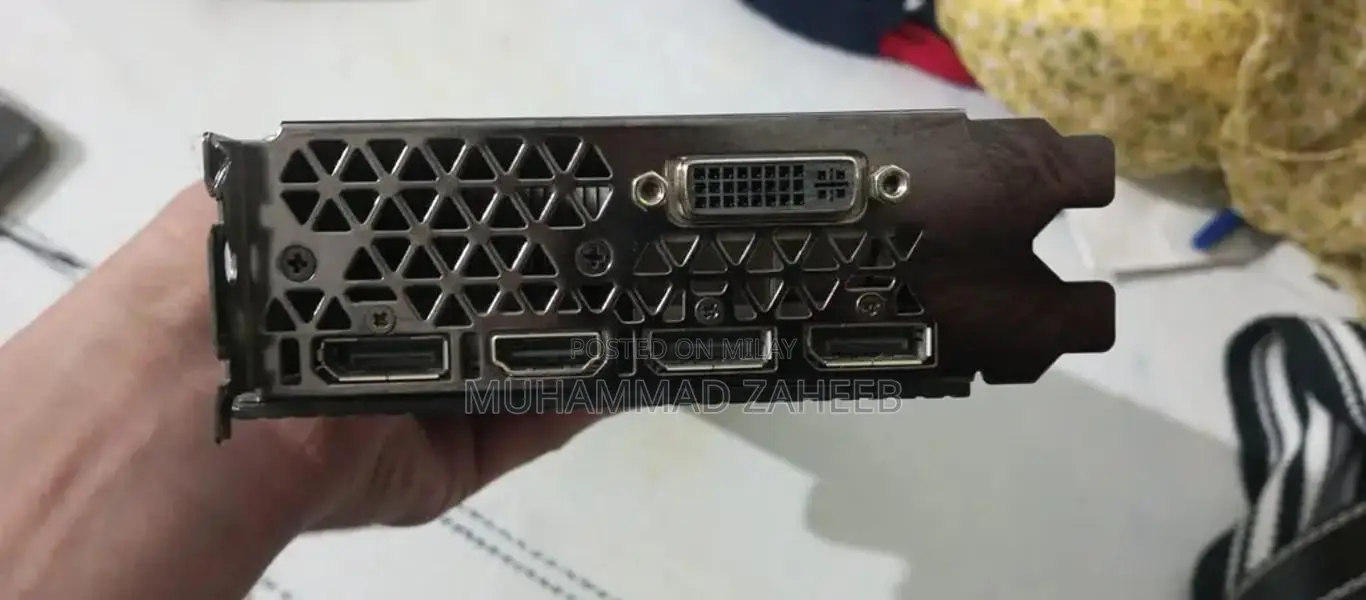 GTX 980 Founders Edition  ( 4GB GDDR5 )