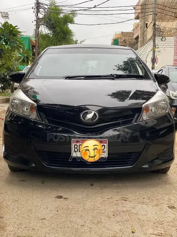 Toyota Vitz 2013 Pearl Black Low Mileage Hatchback