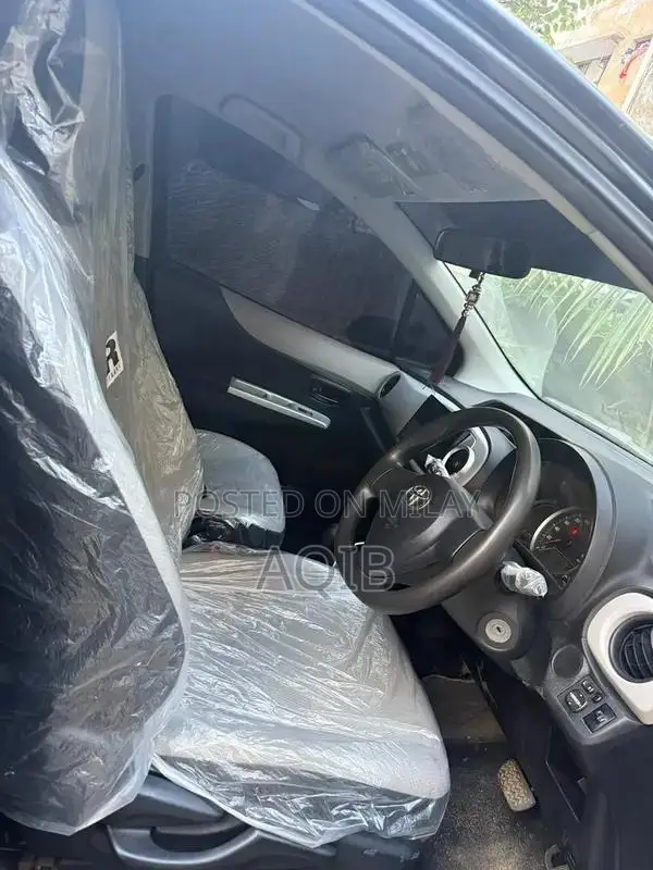 Toyota Vitz 2013 Pearl Black Low Mileage Hatchback