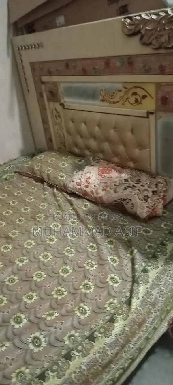 10by 9 kadesan hy  darasing table sokas 1,5000  price hy ok