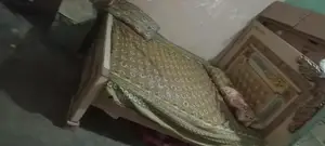 10by 9 kadesan hy  darasing table sokas 1,5000  price hy ok