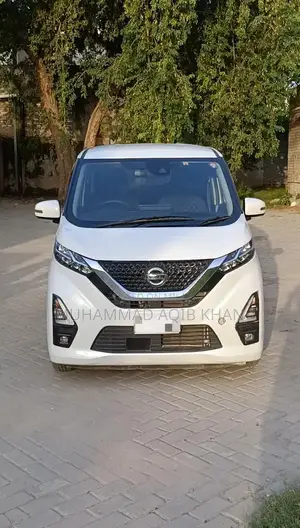 Photo - Nissan DayZ Highway Star Compact Crossover SUV