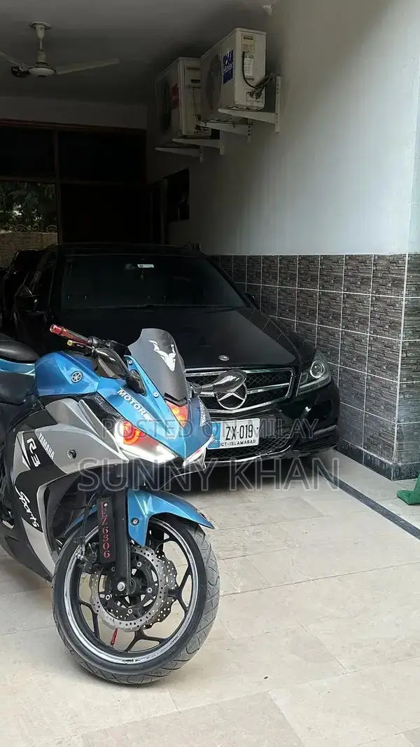 Yamaha R3 Sport Motorcycle - 250cc Single-Cylinder Replica