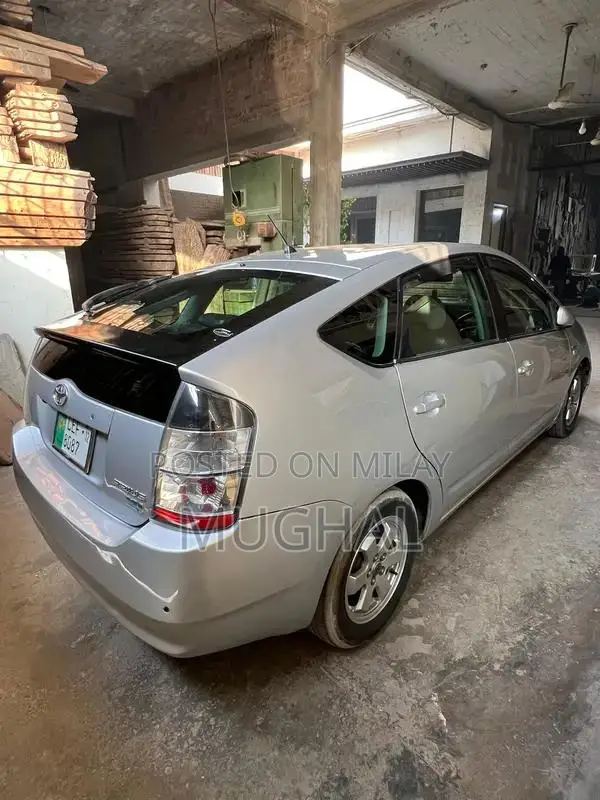 Toyota Prius Hybrid Sedan Genuine Battery and Components