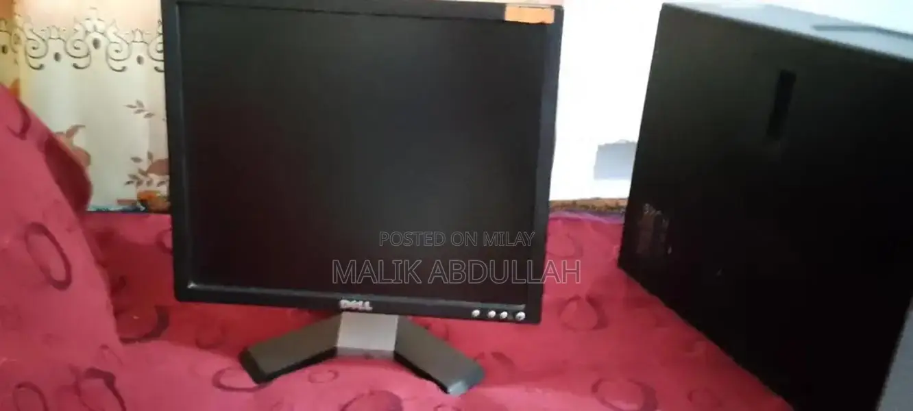 High-Performance PC Monitor with Multiple Display Options