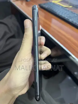 Photo - Apple iPhone 7 Plus 128GB Jet Black Smartphone