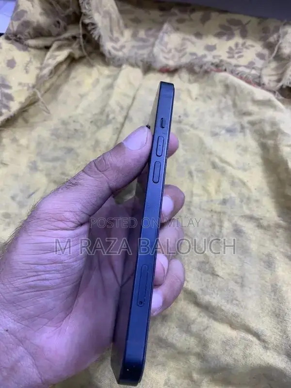 Apple iPhone 13 128GB Smartphone - Excellent Condition