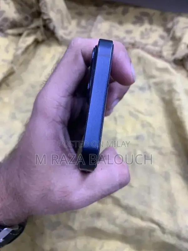 Apple iPhone 13 128GB Smartphone - Excellent Condition