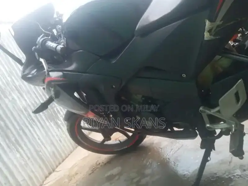 Honda CBR 150R Sport Motorcycle - 2015 Japanese Import