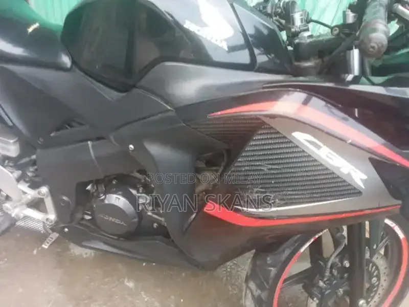 Honda CBR 150R Sport Motorcycle - 2015 Japanese Import