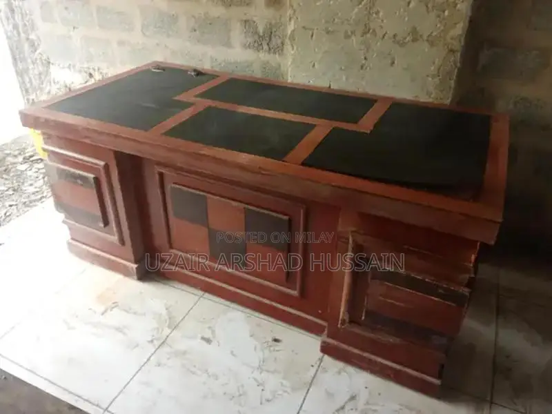 Used Office Furniture: Professional Workspace Tables and Chairs