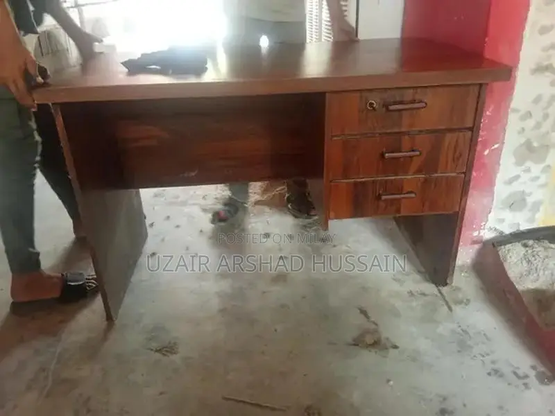 Used Office Furniture: Professional Workspace Tables and Chairs