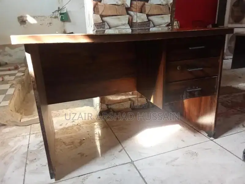 Used Office Furniture: Professional Workspace Tables and Chairs