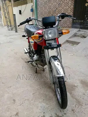 Honda CD70 Motorcycle - Classic Commuter Bike