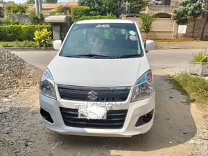 I am selling Suzuki wagnor r 2021
