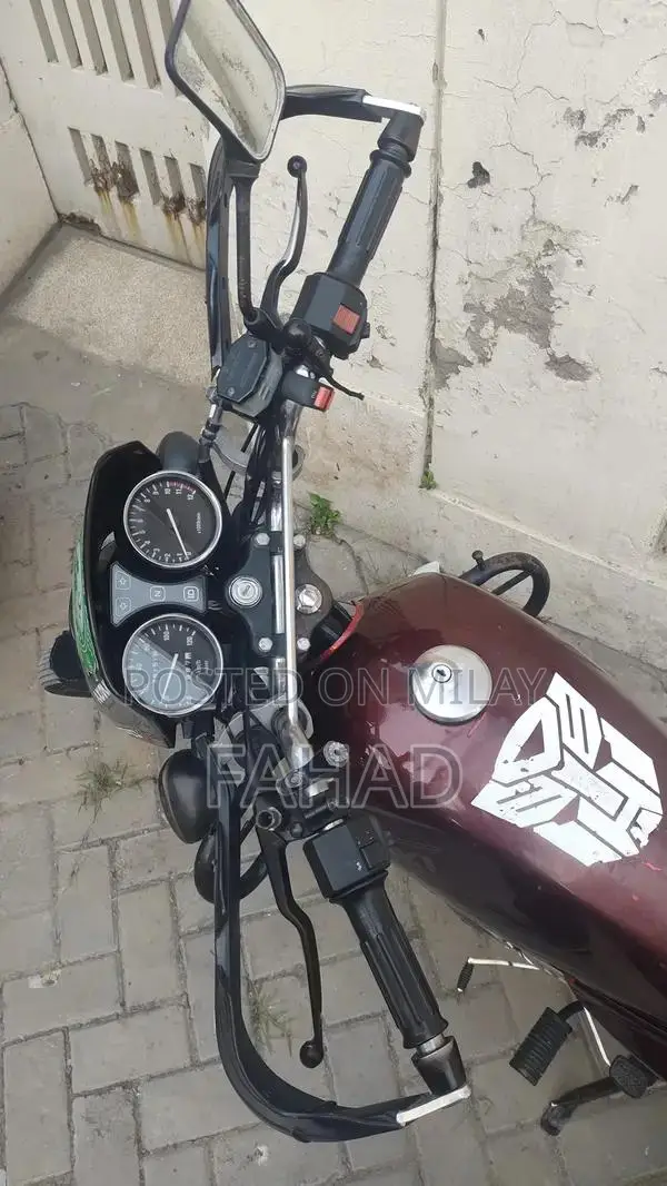 Suzuki GS 150 SE Motorcycle - Black and Red Edition