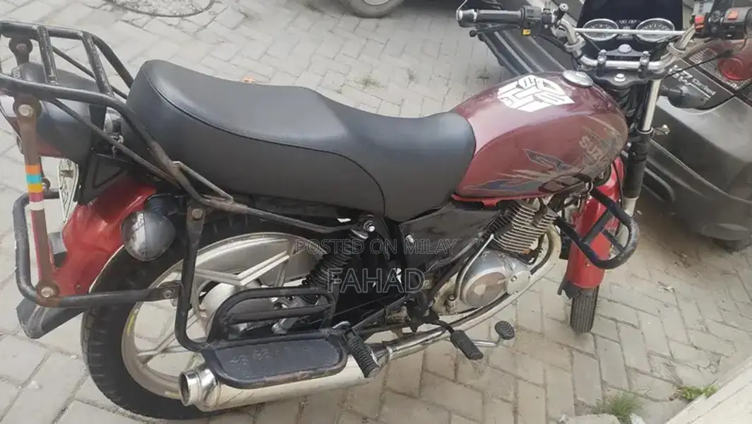 Suzuki GS 150 SE Motorcycle - Black and Red Edition