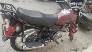 Suzuki GS 150 SE Motorcycle - Black and Red Edition