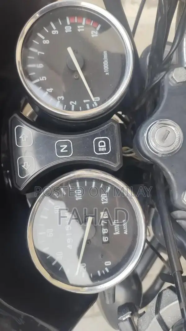 Suzuki GS 150 SE Motorcycle - Black and Red Edition