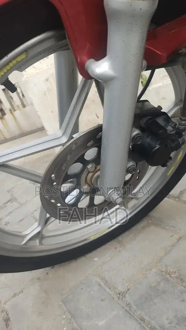 Suzuki GS 150 SE Motorcycle - Black and Red Edition