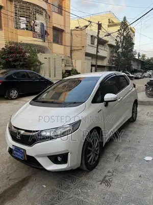 Honda Fit 1.5 Hybrid Pearl White Hatchback