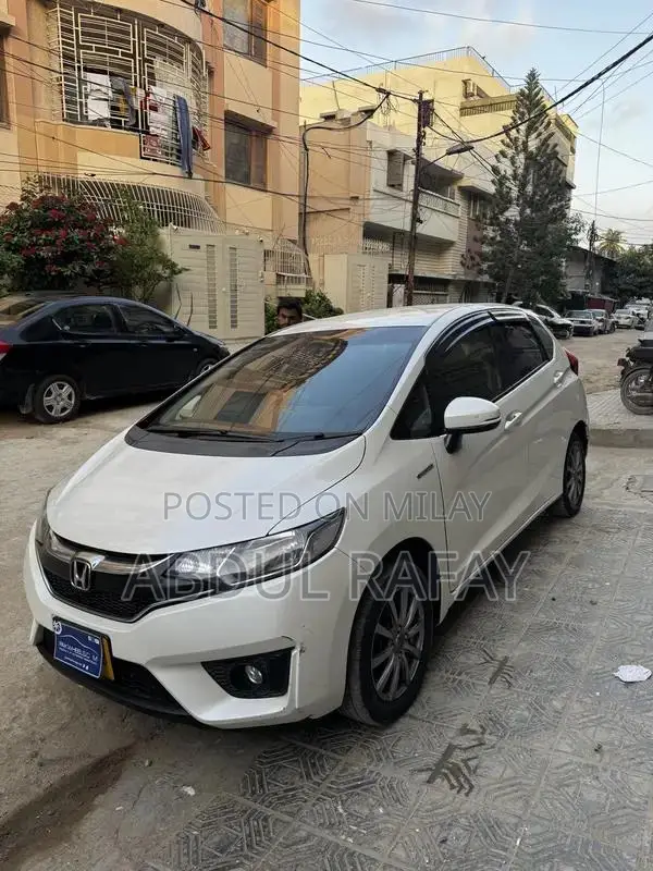 Honda Fit 1.5 Hybrid Pearl White Hatchback