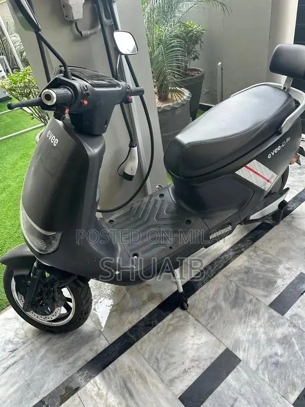 Evee C1 Air Electric Scooter - Low Mileage Urban Commuter
