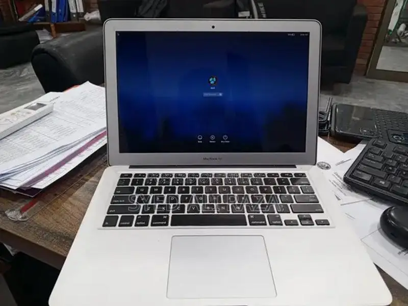 Apple MacBook Air - 8GB RAM, 121GB Flash Storage, Intel Graphics