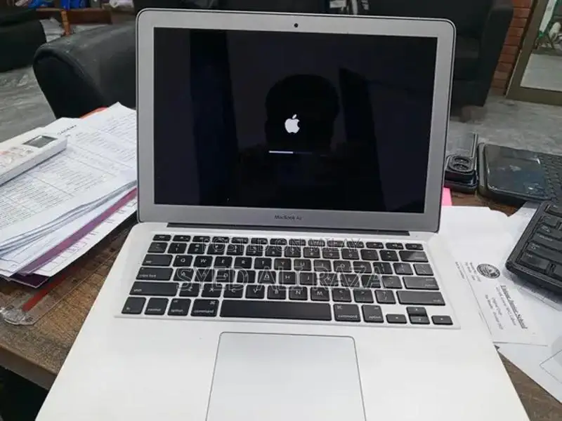 Apple MacBook Air - 8GB RAM, 121GB Flash Storage, Intel Graphics