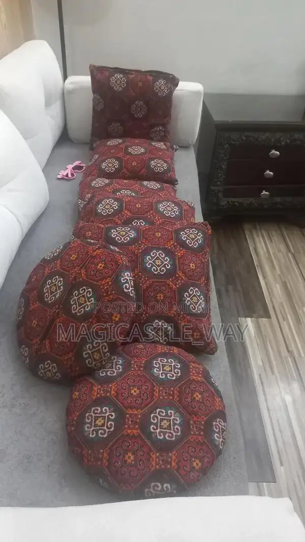 Mixed Shape Home Decorative Cushion Set - 5 Square and 2 Round Pillows