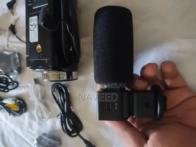 High-Definition Digital Handy Cam with Detachable Microphone
