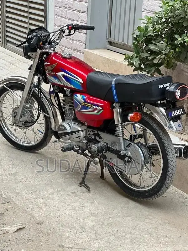 Honda 125cc Motorcycle 2022 Model - Red Sport Bike