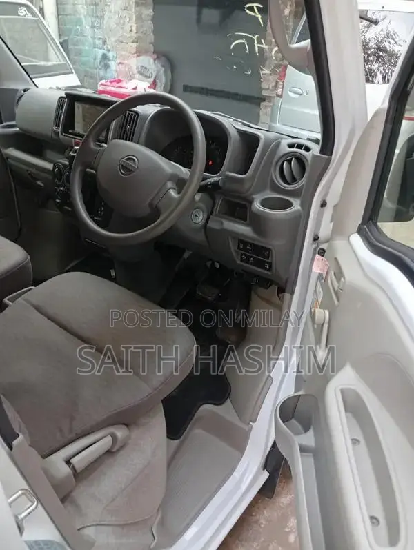 Nissan Clipper Compact Utility Van 4-Door Urban Transporter