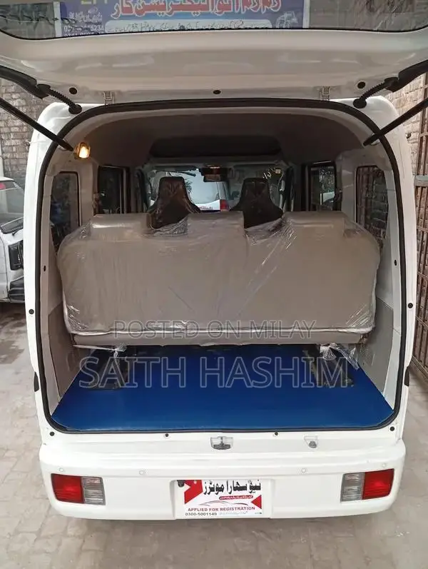 Nissan Clipper Compact Utility Van 4-Door Urban Transporter