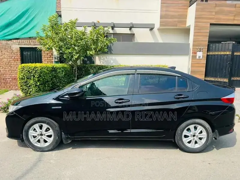 Honda Grace Hybrid Sedan - Luxury Compact Automatic