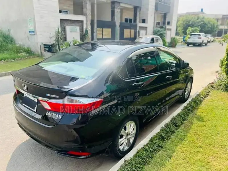 Honda Grace Hybrid Sedan - Luxury Compact Automatic