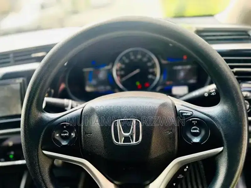 Honda Grace Hybrid Sedan - Luxury Compact Automatic