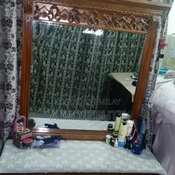 Solid Wood Vintage Dressing Table with Classic Design