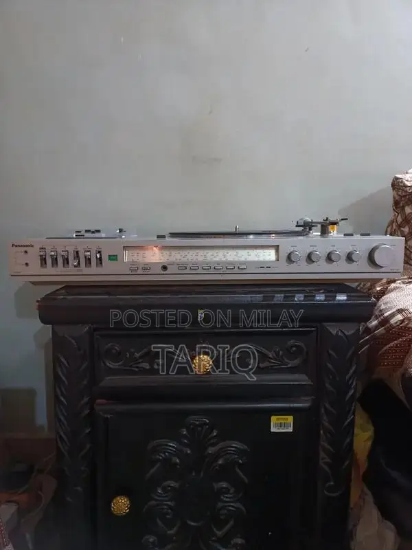 Classic Analog Phonograph Record Player Turntable