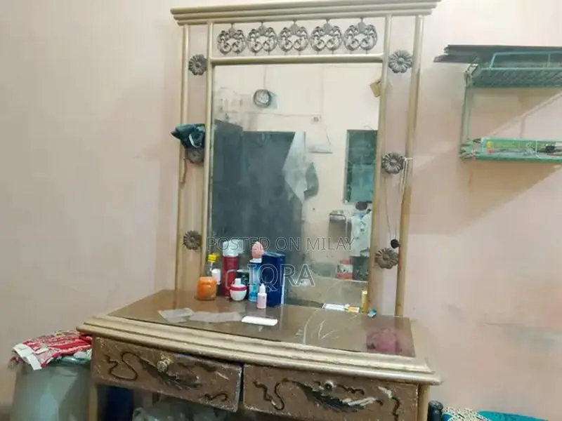 Almari Mirror Divider - Elegant Home Furniture Piece