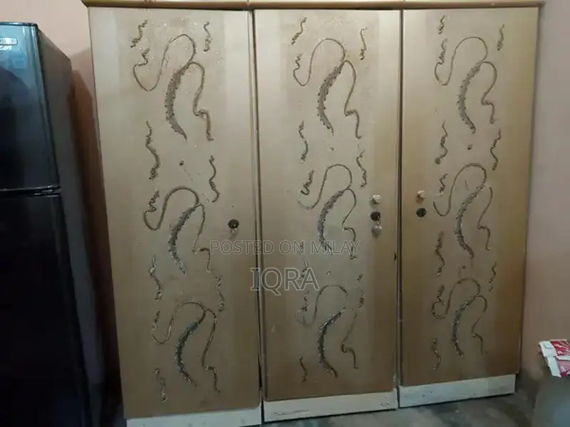 Almari Mirror Divider - Elegant Home Furniture Piece