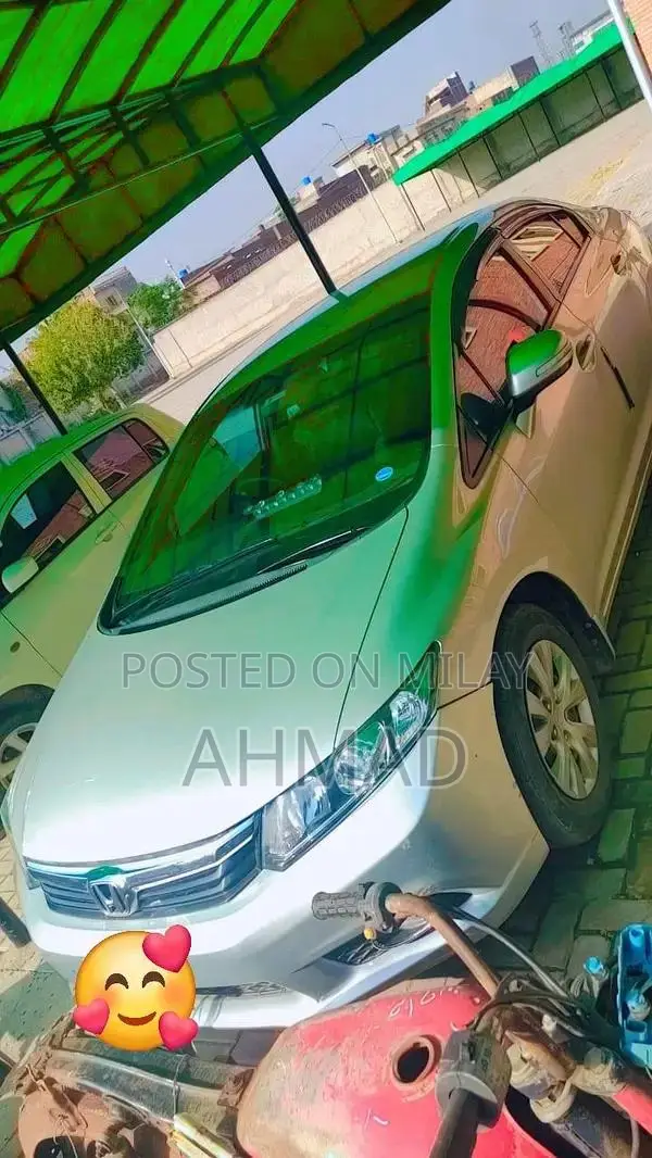 Honda 2015 Model Sedan with LCD Screen and Back Camera