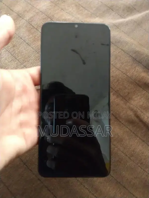 Realme Budget Smartphone with Dual Camera and Large Storage