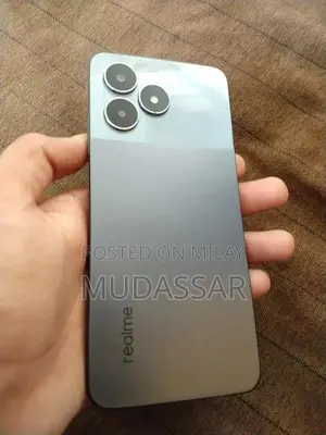 Realme Budget Smartphone with Dual Camera and Large Storage