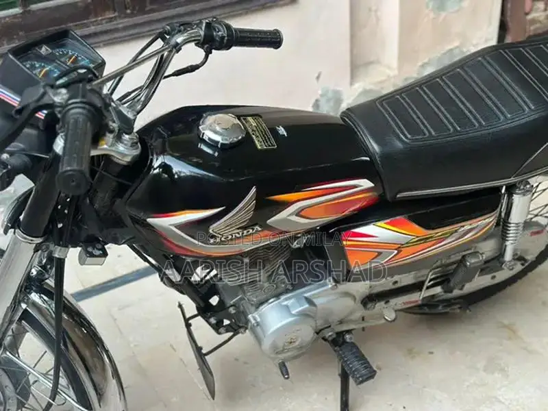 Honda CG 125 Motorcycle - Classic Single Cylinder Bike