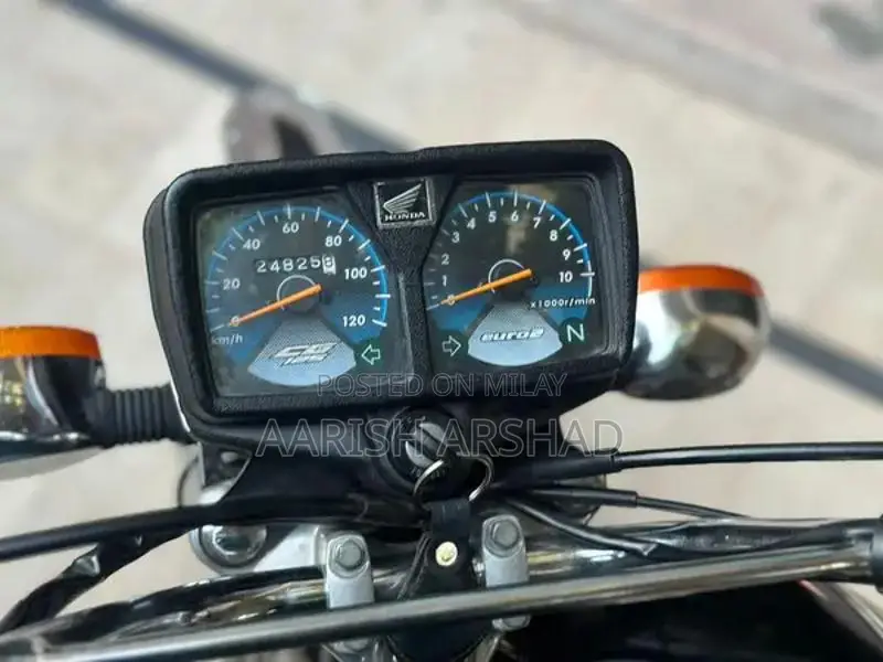 Honda CG 125 Motorcycle - Classic Single Cylinder Bike