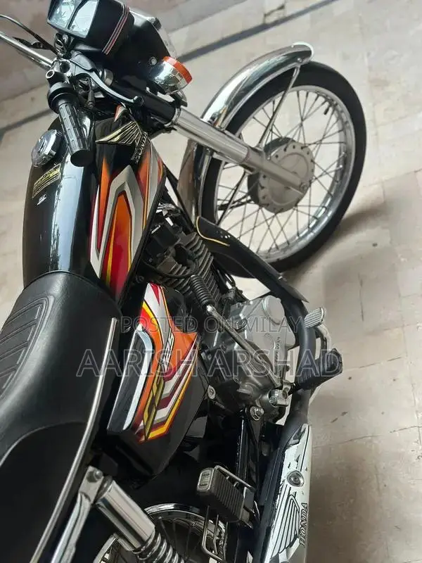 Honda CG 125 Motorcycle - Classic Single Cylinder Bike