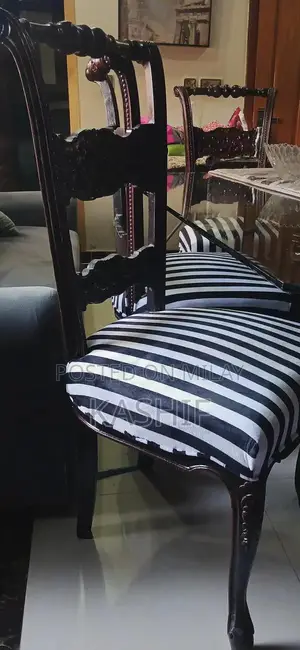 Wooden Dining Table with 6 Chairs - Excellent Condition