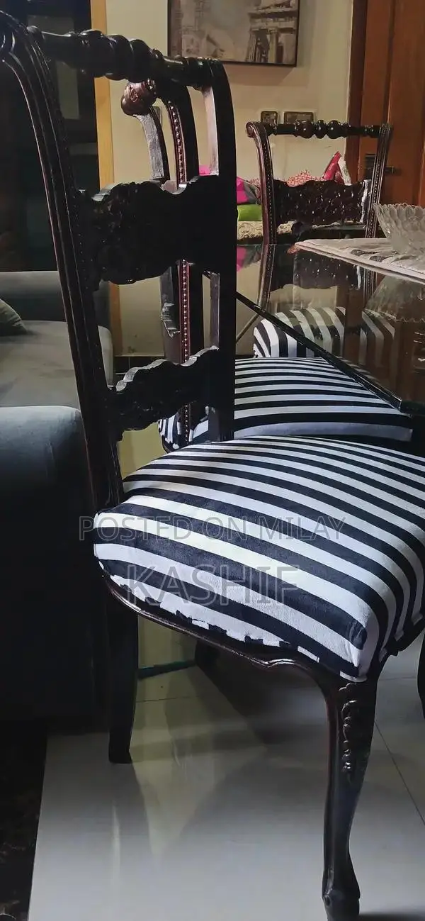 Wooden Dining Table with 6 Chairs - Excellent Condition