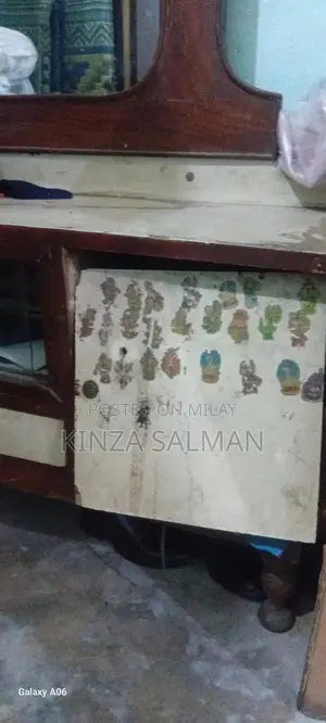 Solid Wood Dressing Table with Classic Design